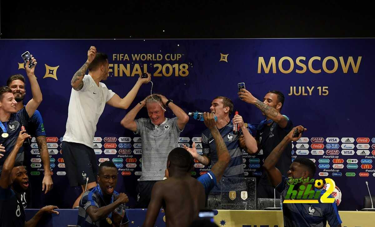 صور : لاعبو المنتخب الفرنسي يقتحمون المؤتمر الصحفي لديشامب