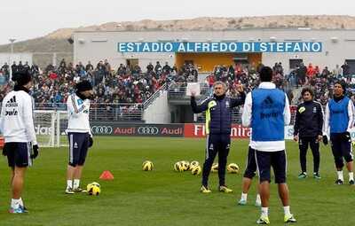 صور: الجماهير تهتف باسم كاسياس، مورينيو ورونالدو في عودة ريال مدريد للتدريبات