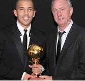 صورة : كرويف يسلم فغولي جائزة أفضل لاعب جزائري في 2012
