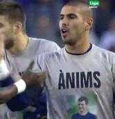 صور : لاعبو برشلونة ارتدوا قمصانا لدعم تيتو