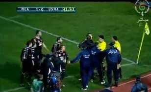 فيديو: لاعب جزائري يصفع حكم الشرط