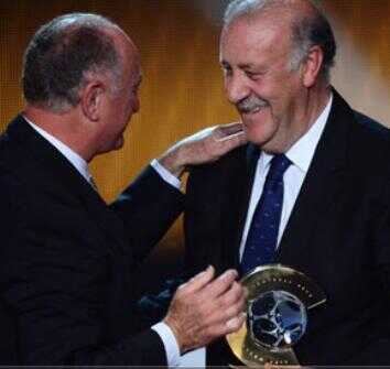 فيديو : رسميا ديلبوسكي يتوج بجائزة أفضل مدرب في العالم في 2012