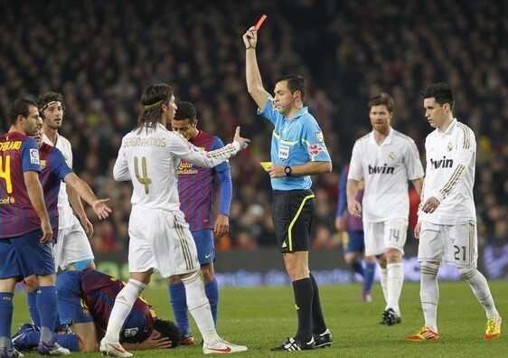 تعرف على الحكم الذي سيدير مباراة كلاسيكو الليجا بين ريال مدريد وبرشلونة…!