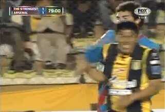 فيديو: شاهد الاعتداء من لاعب ارسنال ساراندي على منافسه