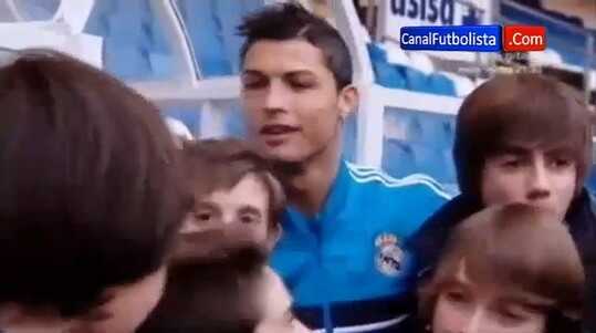 فيديو: كريستيانو هو من طلب التقاط صورة مع اطفال في ملعب الريازور