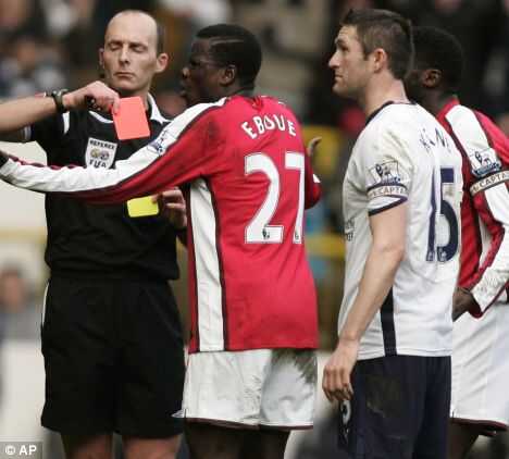 طرد لاعب الارسنال ابويه بعد التدخل العنيف على باتريس ايفرا