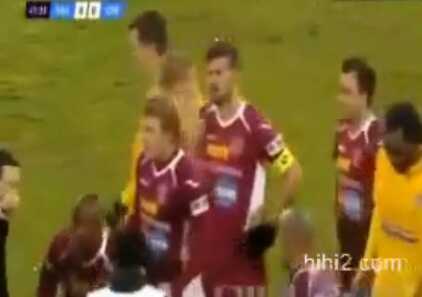 فيديو : لاعب يفقد خمسة أسنان بعد تدخل عنيف فى الدوري الروماني