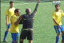 فيديو : شاهد ماذا حدث لهذا الحكم … هل كان حكم لقاء الريال ومانشستر محظوظا ؟
