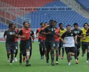 الاخضر يتدرب تحت المطر فى ماليزيا