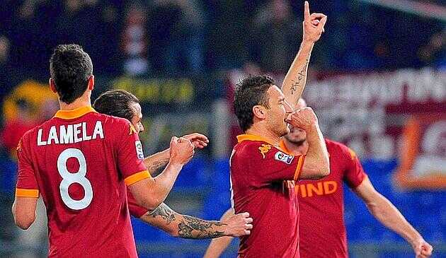 فيديو : روما يهزم جنوى بثلاثية ويقفز الى المركز السابع