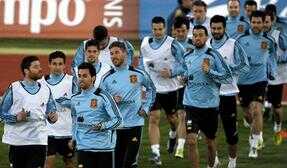 صور : بوسكيتس وألونسو يعودان لتدريبات المنتخب ، وتشافي الغائب الوحيد