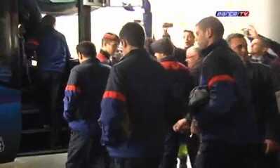 فيديو: جماهير برشلونة تدعم الفريق لدى خروجه من الفندق صباح اليوم