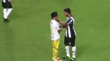 فيديو: لاعب بوليفي ينحني امام رونالدينيو قبل بداية المباراة…!