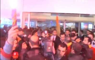 فيديو: شاهد الاستقبال الرائع من جماهير غلطة سراي في مطار اسطنبول للفريق بعد تأهلهم اما شالكه!