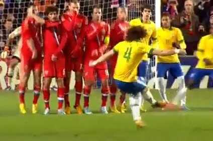 فيديو: ديفيد لويز يرسل الكرة في وجه لاعب روسيا… ولا يهتم بحالته!