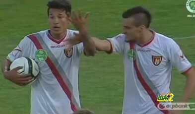 فيديو: لاعب في المجر طرد بسبب مشادة مع زميله في الفريق على ركلة جزاء!