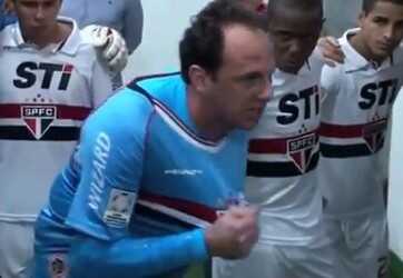 فيديو: شاهد كيف يقوم الحارس البرازيلي المخضرم روجيريو سيني بتحميس لاعبي فريقه!