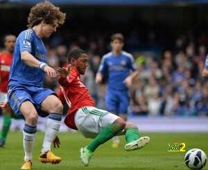 Swansea City's Jonathan De Guzman (R) vi