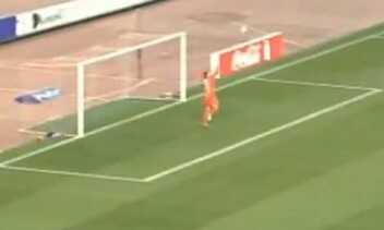 فيديو: هدف من منتصف الملعب في اليابان