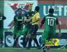 فيديو: لاعب في اندونسيا يلكم الحكم…!
