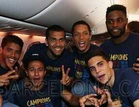صور : لاعبو بطل الليغا يصلون لبرشلونة للاستعداد للاحتفالات ..!