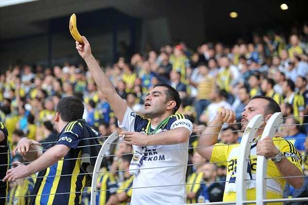 A supporter of Turkish football club Fen