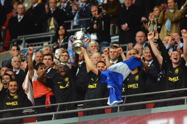 فيديو وتتويج وصور : ويجان اتلتيك يصعق مانشستر سيتي في اخر دقيقة ويتوج بلقب كأس الاتحاد الانجليزي