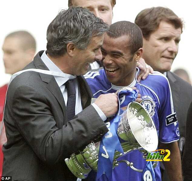 صورة : هل يكون اشلي كول اول لاعب يتعرض لعقوبة من مورينيو ؟