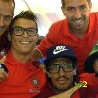 فيديو : رونالدو يظهر بمظهر جديد خلال رحلة المنتخب البرتغالي