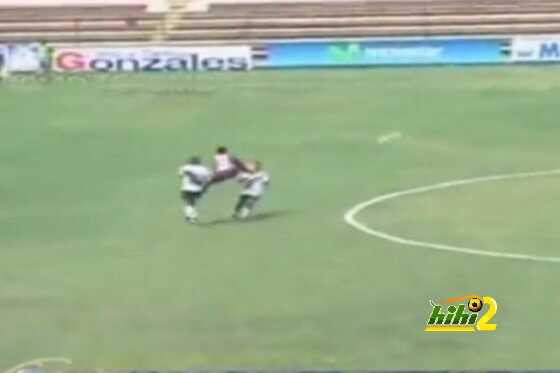 فيديو : إيقاف لاعب 14 مباراة بسبب ركلة كونغ فو فى بيرو