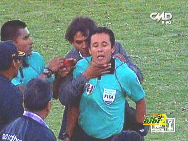 فيديو : مدرب بيروفى يقوم بخنق مساعد الحكم