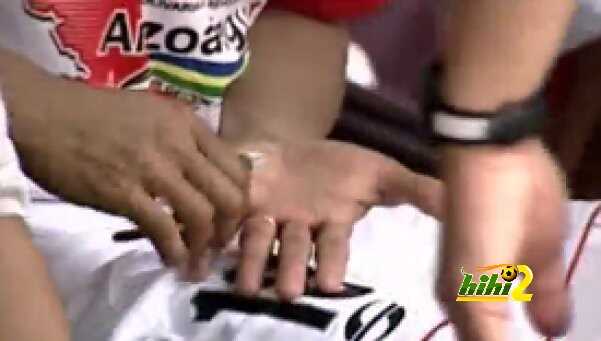 فيديو : لاعب بديل يحاول قطع خاتم زفافه من أجل المشاركة مع فريقه فى الدورى الفنزولى