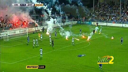 فيديو و صور : الجماهير تعطل هجمة خطيرة للمنافس بالشماريخ والمقاعد فى الدورى الأوكرانى