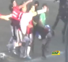 فيديو : لاعب يركل حكم المباراة فى وجهه فى باراجواى