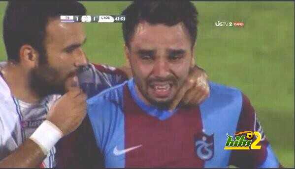 فيديو : لاعب طرابزون سبور ينسحب من الملعب وهو يبكى فى مباراة فى الدورى التركى