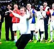 فيديو : مدرب يرقص في الملعب بعد تأهل فريقة لدور المجموعات  بدوري أبطال أوروبا