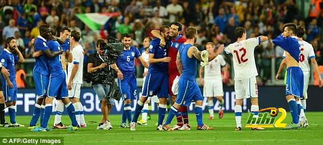 صورة: إيطاليا تكرم جيانلويجي بوفون في مباراته رقم 136 مع المنتخب