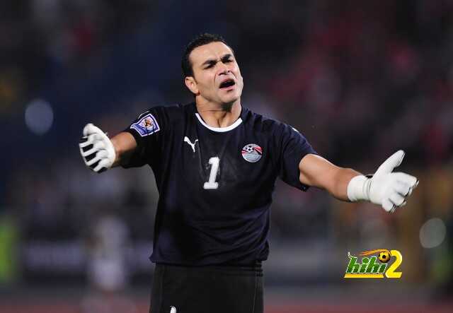 فيديو : الحضرى يتلقى صخرة فى وجهه من أحد الجماهير السودانية ويدخل فى نوبة غضب