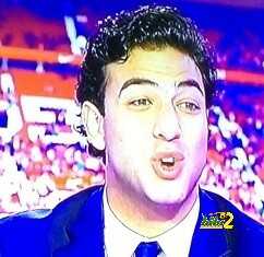 صوره : هل هذا محلل في قناة محترمة ام مهرج ..؟!