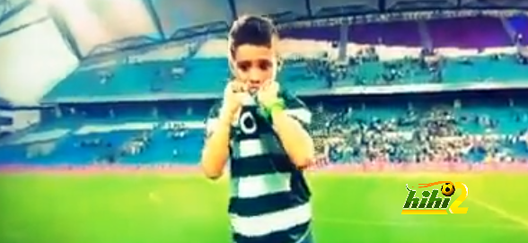 فيديو : لاعب سبورتنج لشبونة يهدى قميصه إلى طفل كان يبكى