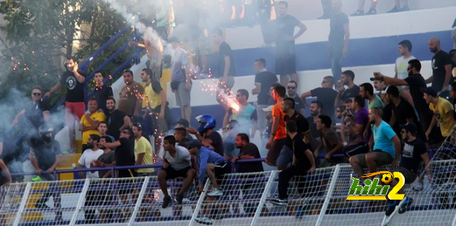 فيديو : جماهير أولمبياكوس اليونانى متهمة بالقيام بأعمال شغب فى مباراة ودية لأيك اثينا