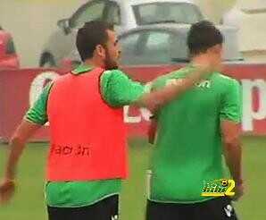 فيديو : مناوشات بين تشيكا وخوان كارلوس في تدريبات بيتيس ..!
