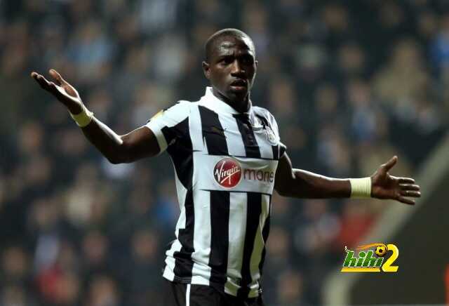 فيديو : لاعب نيوكاسيل ينقذ هجمة لتشيلسى بشكل مميز برأسية دون النظر للكرة