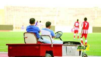 العمال يلعبون دور رجال الاسعاف فى دورى ركاء