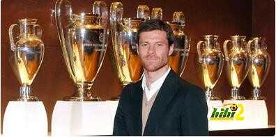 صور : ألونسو يوقع رسميا على عقده الجديد مع ريال مدريد
