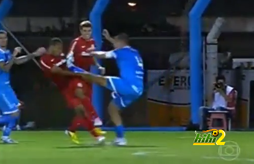 فيديو : لاعب يقضى على منافسه بحركة قتالية والحكم لا يحتسب شئ فى البرازيل