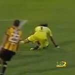 فيديو : خطأ غريب من حارس المرمى يكلف فريقه هدفا فى الأوروجواى