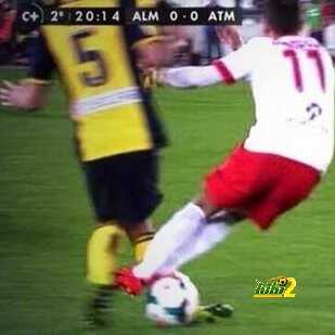 فيديو : لاعب ألميريا يعتدى بكلتا قدميه على قدم تياجو والحكم لا يحتسب شئ
