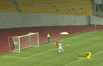 فيديو : لاعب يحاول اعادة الكرة للمنافس فيسجل في مرماه دون قصد ..!