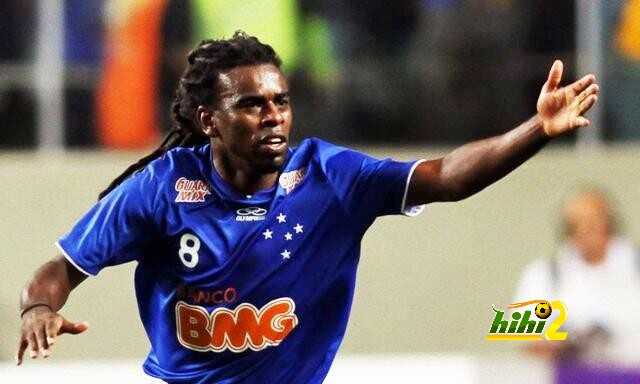 فيديو وصورة : لاعب دورتموند والمنتخب البرازيلى سابقا يتعرض لهتافات عنصرية وباولينيو يتضامن معه
